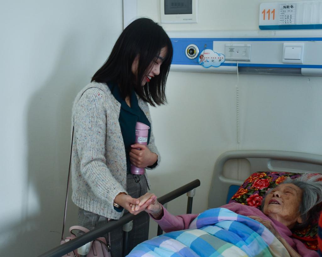 yl23455永利官网学生科李晨婷老师与老人聊天