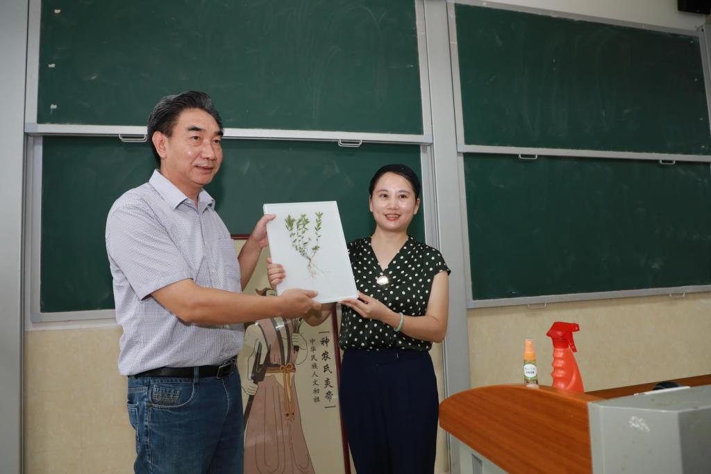 夏新华院长和阳玉娟校长互赠纪念品