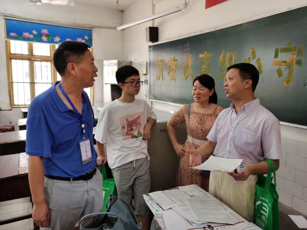 招生宣传人员为考生及家长答疑解惑