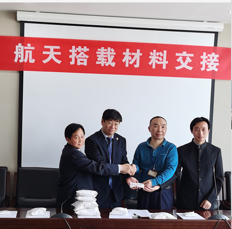 副院长、创新药物研究所副所长王炜,中药鉴定教研室主任龚力民副教授和湖南新汇制药股份有限公司负责人何述金先生应邀出席交接仪式