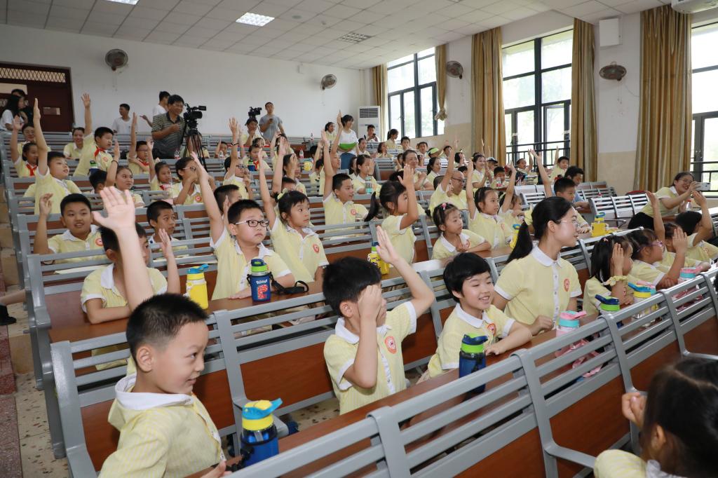 课堂上孩子们积极参与