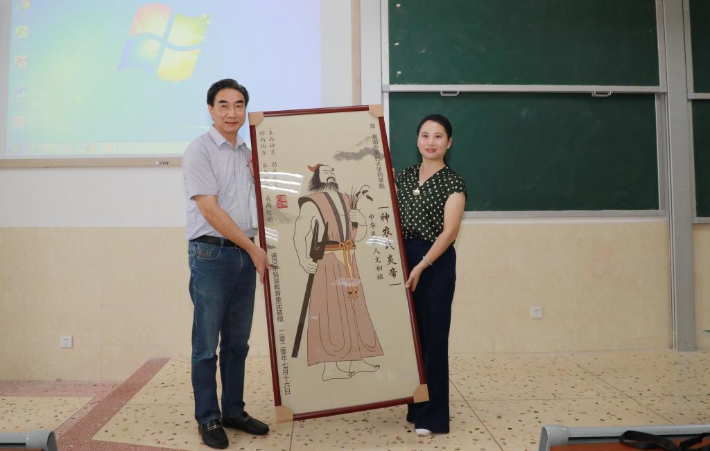 夏新华院长和阳玉娟校长互赠纪念品