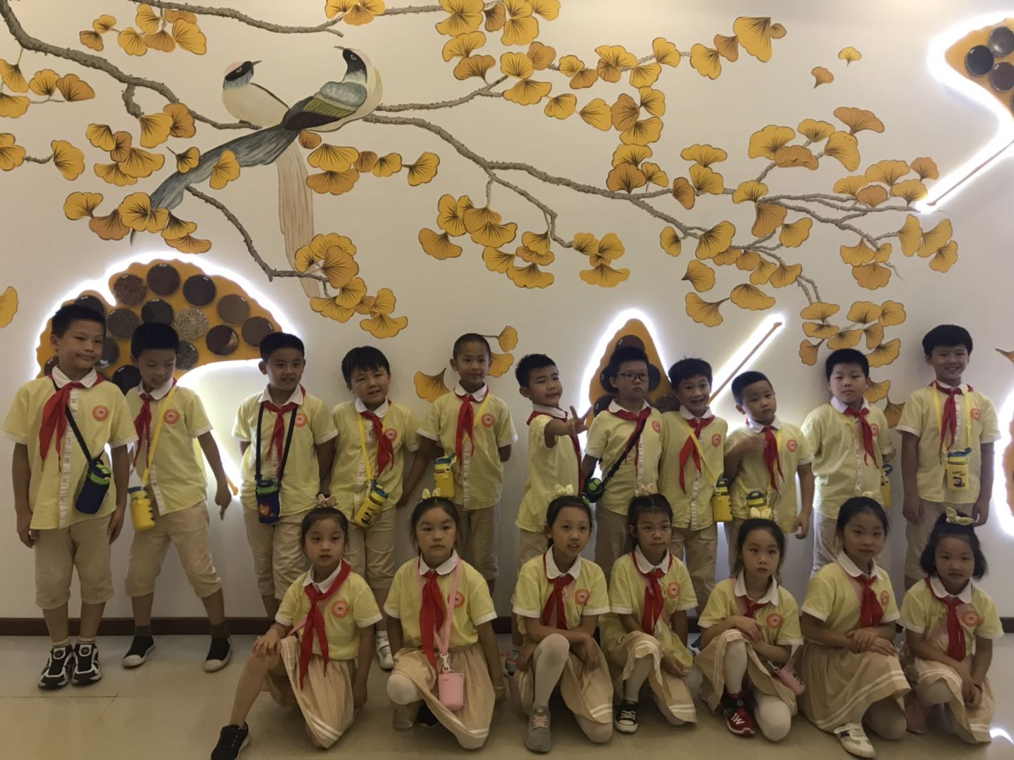 孩子们在银杏墙前合影